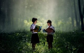 niños que leen libros